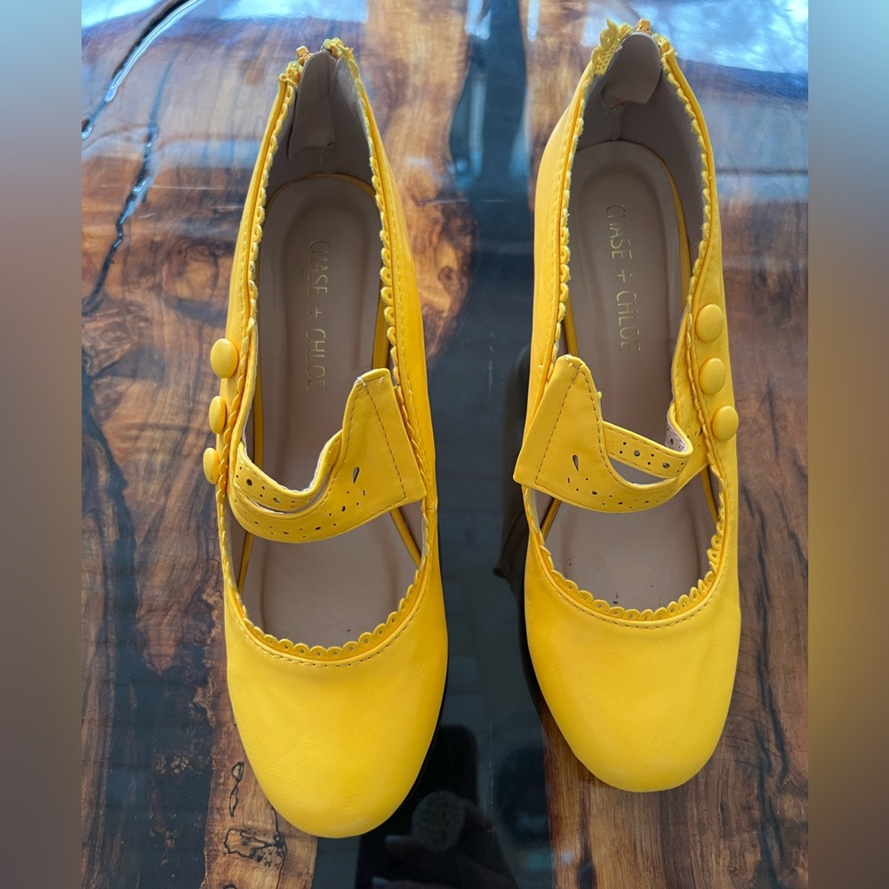 Chase and Chloe Yellow buckle zip back heels dapper day Mouse inspired size 7
